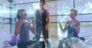 Antrenör, hareketli temsili sayaç takip formu ile ön yükselmeler ve kıvrımlar için antrenman rehberliğine başlıyor. Fitness, strength, education, wellness, group exercise, motivasyon, activewear