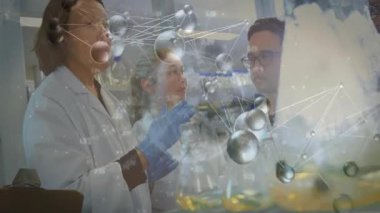 Kıdemli bilim adamı, moleküler ağ örtüsünü gösterirken laboratuvar numunesini döndürüyor ve veri tablosunu kaldırıyor. Bilim adamı, işbirliği, yenilik, araştırma, görselleştirme, teknoloji, analiz