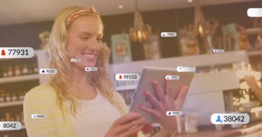 Pazarlamacı kafein tabletini tıkırdatıyor, yüzen bildirim baloncukları gösteriyor sosyal ölçümleri yükseltiyor. Teknoloji, katılım, sosyal medya, iletişim, modern, dijital, yenilik