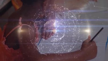 Öğrenci, kağıt üzerinde çizgiler çiziyor ve sanat eğitimi için dönen ağ küresel kaplamasını etkinleştiriyor. Yaratıcı, yenilikçi, öğrenciler, deneysel, minimalizm, teknoloji, öğrenme
