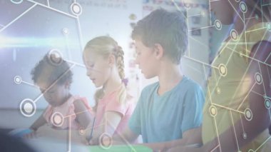 Çocuklar tabletleri tıkırdatıyor ve sınıflarda stil kullanıyor, e-öğrenim için saydam düğümler atıyor. Eğitim, işbirliği, teknoloji, yenilik, gençlik, bağlantı, öğrenme