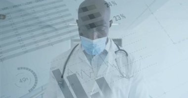 Doktor hasta ölçümleri için tıbbi verilere tepki veriyor, maskeyi indiriyor ve gülümsüyor. Sağlık, tanı, teknoloji, profesyonellik, kesinlik, araştırma, yenilik