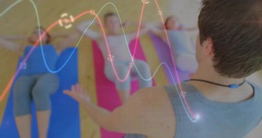 Stüdyoda mekik çekmek için kollarını kaldıran beden eğitimi hocası, nabız eşleşen kadınlar. Antrenör, sağlık, motivasyon, güç, grup, egzersiz, hareket