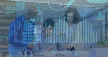 Toplantı odasında işbirliği yapan üç profesyonel dijital örtülü dokümanları inceliyor. İşbirliği, takım çalışması, iş, modern, kurumsal, yenilik, strateji