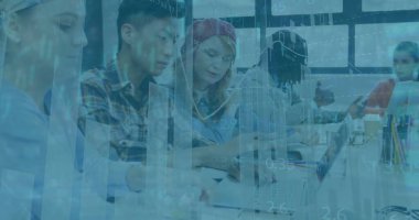 Çalışma alanındaki not defterlerine dizüstü bilgisayar kullanarak ve kalemlerle notlar yazarak iş birliği yapmak. Profesyonel, takım çalışması, yenilik, üretkenlik, modernlik, analiz, iletişim