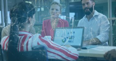 Konferans masasında dizüstü bilgisayarın grafiklerini asma kilit kaplamalı olarak inceleyen üç iş arkadaşı. İş, takım çalışması, yenilik, teknoloji, şirket, iletişim, profesyonel