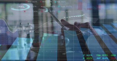 İş arkadaşları iş gömlekleriyle ofis masasında panjurlarla akıllı telefonları dinliyorlar. Teknoloji, finans, analitik, şirket, dijital, takım çalışması, modern