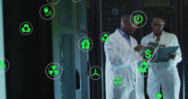 Pano tutuyorlar, laboratuvar önlüklü araştırmacılar enerji ikonlarıyla sunucularda enerji verilerini analiz ediyorlar. Bilim adamları, teknoloji, yenilik, analiz, sürdürülebilirlik, veri görselleştirme, işbirliği