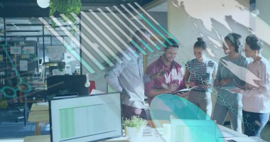 Çalışma ekibi açık planlı ofiste, monitörlerle stratejiyi tartışıyor. Profesyonel, takım çalışması, modern, işbirliği, dijital, yenilik, çalışma alanı