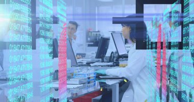 Laboratuvar önlüğündeki bilim adamı test tüplerini tutuyor, laboratuvar bankında holografik verilerle klavyeye yazı yazıyor. Laboratuvar, araştırma, bilim, teknoloji, yenilik, işbirliği, analiz