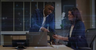 Meslektaşlarının konferans odasında dizüstü bilgisayarla tuttuğu tableti işaret eden yassı bir iş adamı. Profesyonel, takım çalışması, işbirliği, modern, kurumsal, çalışma alanı, liderlik