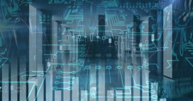 İkili kod da dahil olmak üzere sunucu odasındaki raflarda finansal görseller gösteriliyor. Gelecekçi, teknoloji, analitik, siber güvenlik, dijital, endüstriyel, yenilikçi