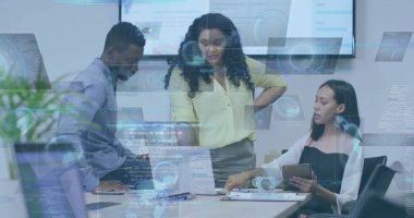 Konferans masasında dizüstü bilgisayara dayanan iş arkadaşları kahve fincanı tabletleriyle iş birliği yapıyor. İş, takım çalışması, modern, profesyonel, beyin fırtınası, iletişim, yenilik