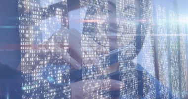 Gözlük takan etkileşimli bir adam pencerenin yanındaki akıllı telefon ekranına ikili kod ile dokunuyor. Teknoloji, yenilik, siber güvenlik, veri, dijital, modern, profesyonel