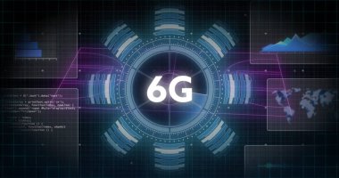 Merkezi dairesel HUD elementinin dijital gösterge panelinde parlayan kod ve veri panelleri gösteriliyor. Futuristik, teknoloji, veri, dijital, arayüz, siber güvenlik, görselleştirme