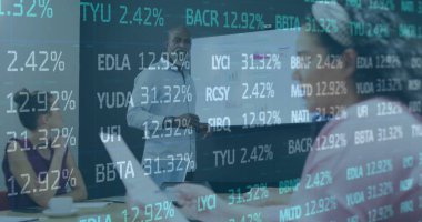 Gri tişörtlü olgun adamı takdim ediyorum. Projektör ekranının yanında duruyor ve toplantı odasında çizelgeleri gösteriyor. Şirket, takım çalışması, profesyonel, modern, işbirliği, analitik, ofis