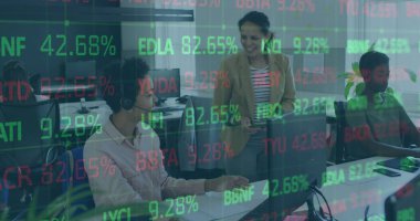 Bronz ceketli gülümseyen bir kadın. Ofisteki meslektaşlarına rehberlik ediyor. Borsa kalp kaplamalı. İşbirliği, takım çalışması, finans, teknoloji, üretkenlik, profesyonel, modern