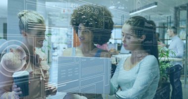 Ofisteki bilgisayar verilerini kahve fincanı ve analitik kaplamalarla inceleyen iş birliği yapan profesyoneller. İşbirliği, takım çalışması, yenilik, dijital, analitik, modern, iş dünyası