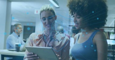 Ofiste tablete yaslanan iş arkadaşlarını inceliyorum. Bilgisayara kahve ve asma kilit grafiği çizen bir adam. İşbirliği, takım çalışması, dijital, yenilik, profesyonel, üretkenlik, modern