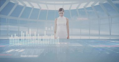 Üniformalı operatör, kontrol odasındaki masanın holografik çizelgelerini şeffaf panellerle inceliyor. Gelecek, teknoloji, yenilik, veri, analiz, arayüz, yüksek teknoloji