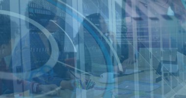 Not alan kadın kalem ve daktilo kullanan adam ofis masasında dizüstü bilgisayar kullanarak holografik verileri gösteriyor. İşbirliği, teknoloji, üretkenlik, yenilik, dijital, gösterişli, profesyonel