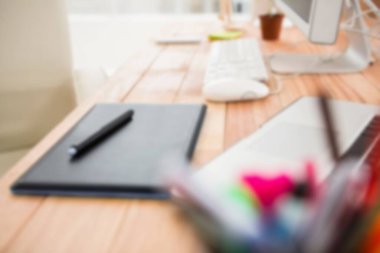 Ofisteki masadaki grafikler tableti