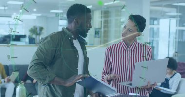 İki profesyonel açık planlama ofisindeki dosya ve dizüstü bilgisayarın üzerinde kanepeyle çalışmayı tartışıyor. İşbirliği, takım çalışması, modern, kurumsal, beyin fırtınası, çalışma alanı, iletişim