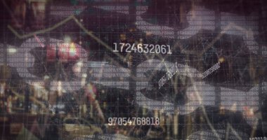 Konferans odasındaki profesyonellerin üzerinde sayısal verileri ve grafik çizgilerini gösteren şeffaf veri örtüsü. Şirket, analitik, fütüristik, işbirliği, teknoloji, izleme, kesinlik