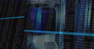 Ana sunucu rafı koridoru veri merkezinde kablo tepsilerle örtüşüyor. Teknoloji, veri, siber güvenlik, ağ, dijital, altyapı, yenilik