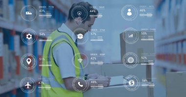 Sarı güvenlik yeleği giyen işçiler depo koridorundaki HUD kaplamalı panoya veri yüklüyorlar. Lojistik, envanter, sanayi, teknoloji, depolama, verimlilik, yönetim