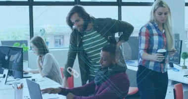 Açık planlı ofiste kahve fincanlarıyla monitörlere bakıp yazı yazan dört meslektaşla işbirliği yapmak. İşbirliği, takım çalışması, modern, çalışma alanı, teknoloji, üretkenlik, profesyonel