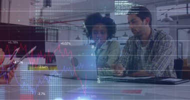 Ofisteki bilgisayardaki finansal verileri çizelge ve akıllı telefonla analiz eden iş arkadaşları. Futuristik, takım çalışması, üretkenlik, teknoloji, kurumsal, modern, veri