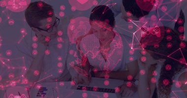 Çalışma alanında dizüstü bilgisayarın etrafında yazılı çizelge, not defteri ve kalemle iş birliği yapan meslektaşları gözden geçiriyorlar. İşbirliği, takım çalışması, yenilik, analitik, dijital, modern, iletişim