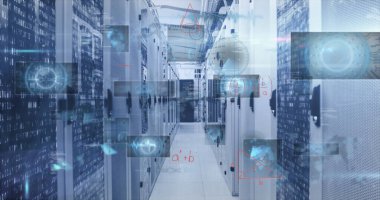 Veri merkezinde uzanan sunucu rafı koridoru yanıp sönen LED 'ler, ağ kabloları ve kod örtüsüyle. Teknoloji, siber güvenlik, ağ oluşturma, yenilik, fütüristik, dijital, altyapı