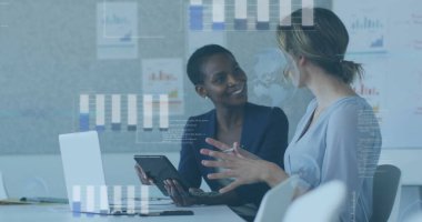 Ofis masasında tablet ve dizüstü bilgisayardaki çizelgeleri analiz eden iki iş arkadaşını inceliyorum. Şirket, işbirliği, yenilik, veri analizi, modern, profesyonellik, takım çalışması