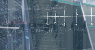 Ağ kablosu olan sunucu rafı, veri merkezi koridorunda parlayan LED ışıklar, kod örtüsü. Teknoloji, veri, siber güvenlik, ağ, dijital, altyapı, fütürist