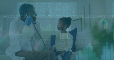 Beyaz önlüklü doktor klinikteki kız için nabzını steteskopla kontrol ediyor. Tıbbi, sağlık, dijital, pediatrik, muayene, danışma, eğitim