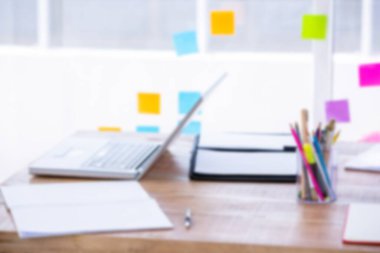 Ofis malzemeleri pencere kenarlarında dizüstü bilgisayar.