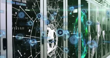 Veri merkezindeki sunucu dolaplarını LED göstergeleriyle bağlayan parlayan holografik ağ düğümleri. Gelecekçi, siber güvenlik, dijital, yenilik, teknoloji, bağlantı, mimari