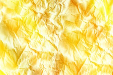 Buruşuk kağıt düz tasarımda gösteriliyor şeffaf arka plan, sarı gradyan, benekler. Doku, minimalizm, soyut, materyal, tasarım, işçilik, sanat