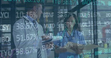 Evraklar, hemşire ve doktor üniformalı ve steteskoplu koridorlarda verileri üst üste koyuyorlar. Tıbbi, sağlık, profesyonellik, ilerleme, analiz, takım çalışması, teşhis