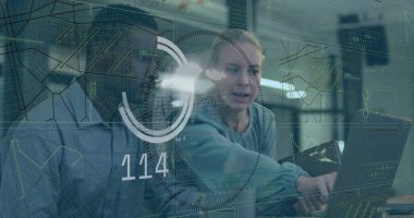 Bilgisayar verilerini dünya haritası ve çizelgeleriyle analiz eden iş arkadaşları. Teknoloji, takım çalışması, yenilik, analitik, dijital, kurumsal, modern