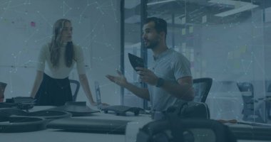 Konferans odasında eğilip el kol hareketi yapan iki profesyonelin prototiplerini VR kulaklıklarıyla tartışıyorlar. Yenilik, işbirliği, teknoloji, beyin fırtınası, çalışma alanı, gelecekçilik, yaratıcılık