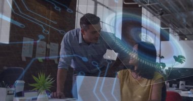 Erkek ve kadın iş kıyafeti giyip ofis masasında, dizüstü bilgisayar ve hologramla strateji tartışıyorlar. Teknoloji, işbirliği, yenilik, çalışma alanı, modern, profesyonel, dijital