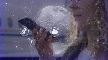 Telefona konuşan kadın, teknoloji ağını gösteren bulut, insan ve aygıt simgeleriyle dünyaya sesleniyor. Dijital, bağlantı, fütüristik, yenilik, strateji, iletişim, sanal