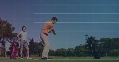 Topa rotada hitap eden adam, golf analizinde torku gösteren ızgara grafiğiyle geri salınımı başlatıyor. Spor, biyomekanik, veri görselleştirme, kesinlik, açık hava, boş zaman, fitness