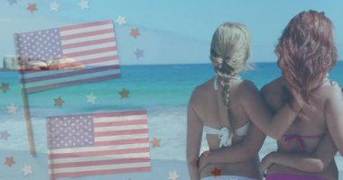 Sahildeki iki kadın arkadaşlarıyla buluşuyor, seyahat reklamı için animasyon bayrakları ve yıldızları aktifleştiriyor. Plaj, arkadaşlık, yaz, hayat tarzı, açık hava, kutlama