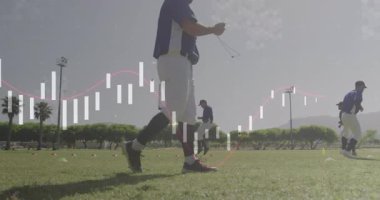 Koç beysbol antrenmanına kronometreyle başlıyor, sporcular koni tatbikatları yapıyor. Eğitim, atletizm, performans, disiplin, çeviklik, takım çalışması, açık hava