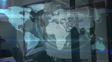 Teknolojide akıllı telefona konuşan adam, küresel simgeleri birbirine bağlayan sönen HUD animasyon çizgileri. Teknoloji, bağlantı, küresel, veri, iletişim, dijital, ağ