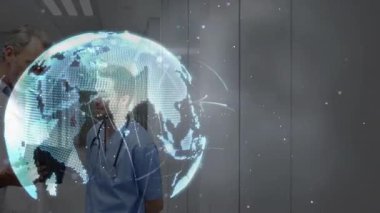 Tıp doktoru tıkırtı tableti, hastane koridorundaki hemşirenin ortak değerlendirmesi için dönmeye başlıyor. Tıbbi, sağlık, dijital, yenilik, işbirliği, fütüristik, teknoloji